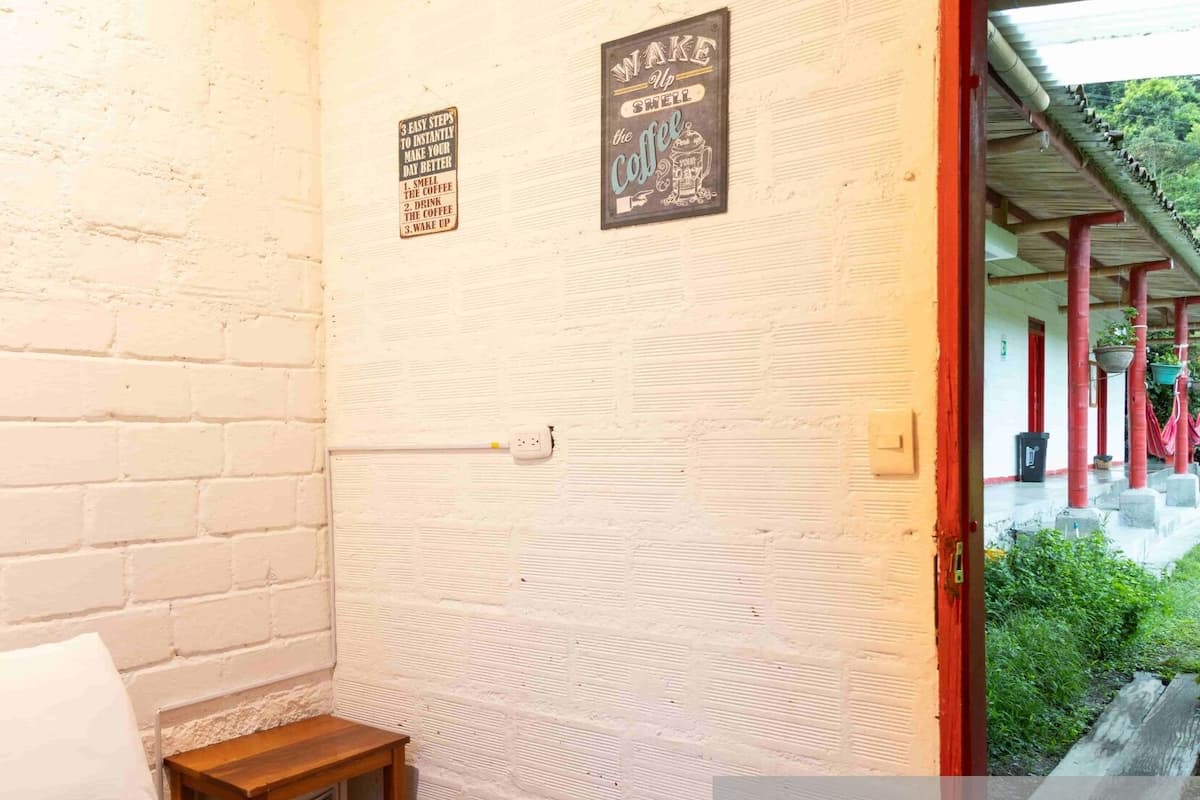 Habitación doble tradicional, baño compartido, vista al jardín | Ropa de cama de alta calidad y caja de seguridad en la habitación