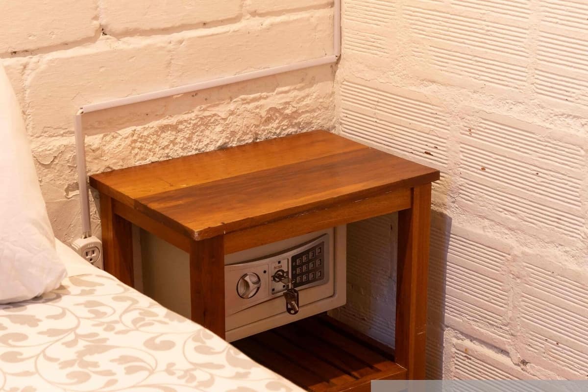 Quarto casal tradicional, banheiro compartilhado, vista para o jardim | Roupas de cama premium, cofres nos quartos, individualmente decorados