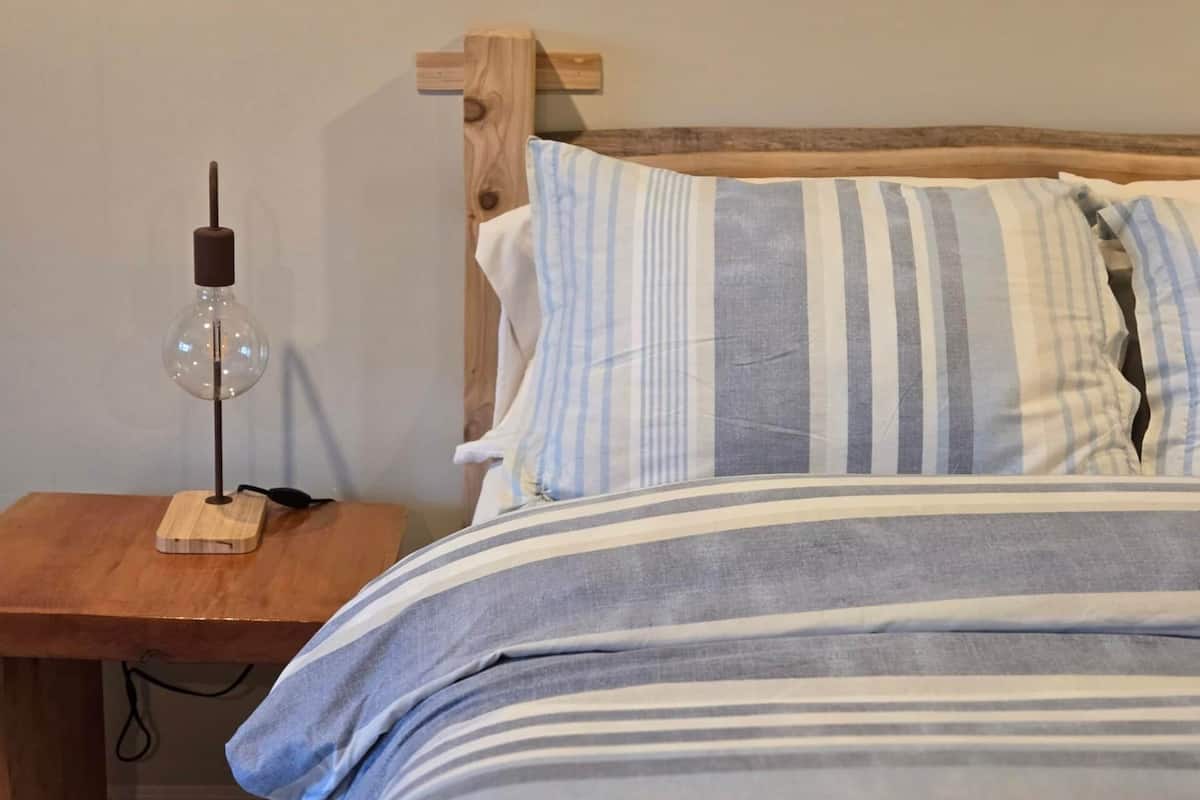 Oceanview Suite 1 | Sängtillbehör av högsta kvalitet och arbetsyta för laptop