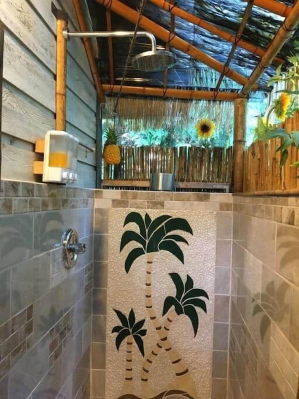 Budget Double Room Cabin | Douche de la salle de bain