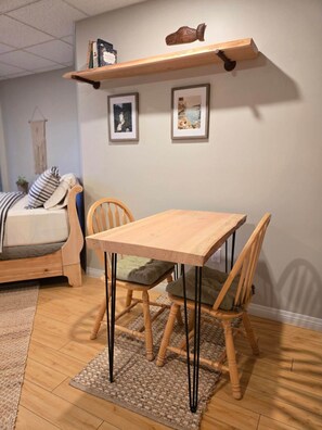 Romantic Studio Suite, Kitchenette | Living area