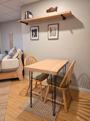 Romantische Studiosuite, Kochnische | Wohnbereich