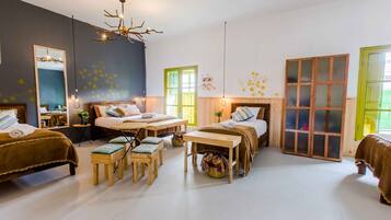 Una habitación acogedora con dos camas, una mesa de madera y una lámpara original.