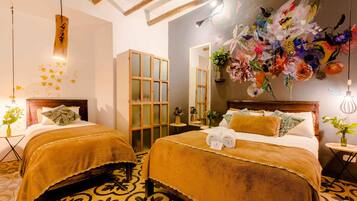 Desk, free cribs/infant beds, bed sheets