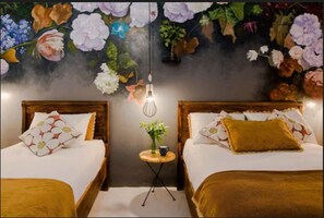 Escriptori, bressols gratuïts i roba de llit 