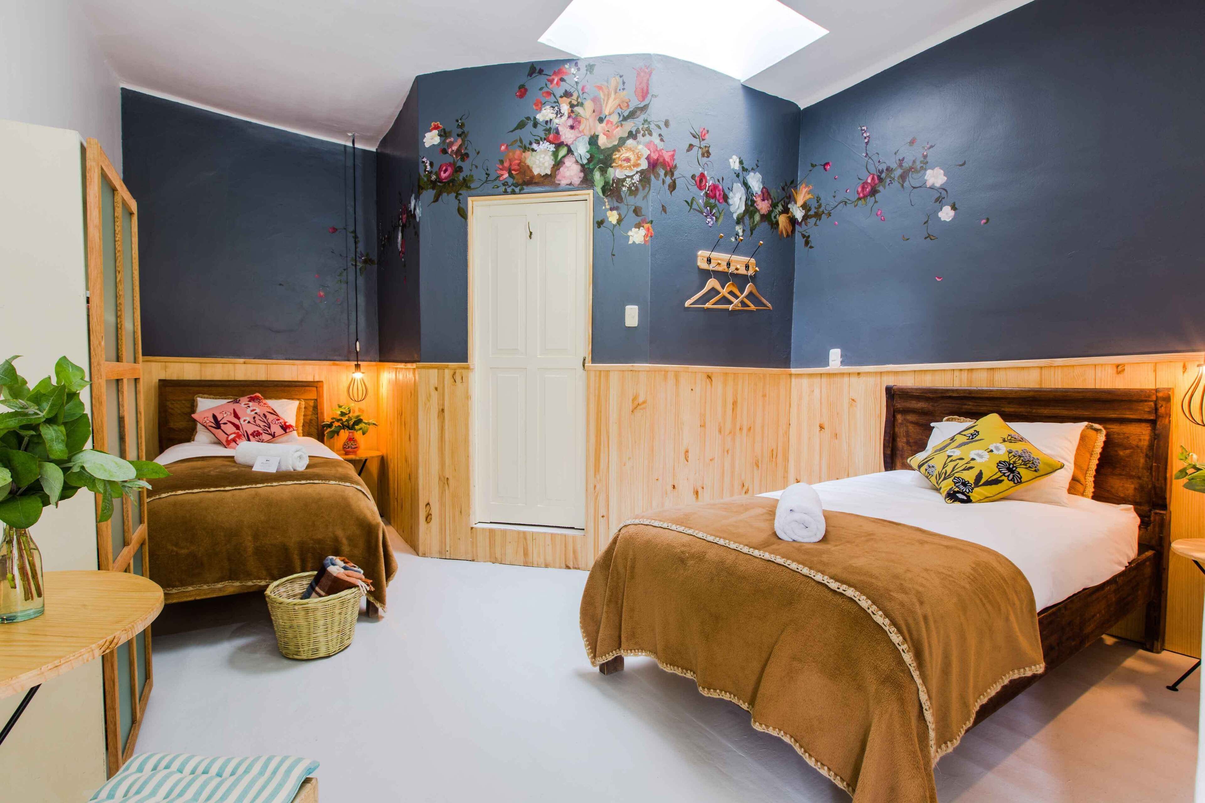 Quarto duplo standard, banheiro privativo | Escrivaninha, berços grátis, roupa de cama