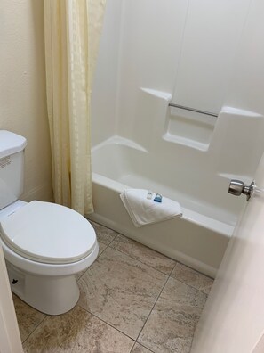Combined shower/bathtub, hair dryer, towels