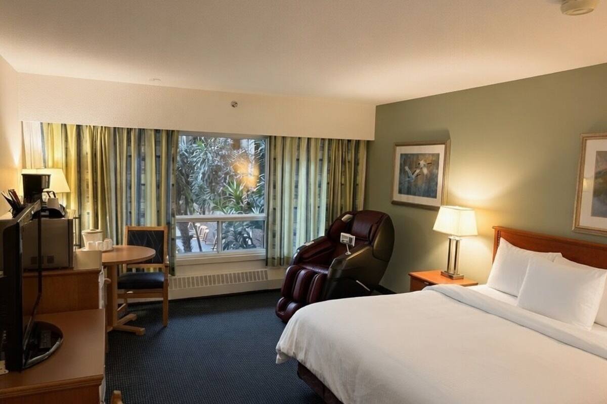 Luxury Room, 1 King Bed | Iron/ironing board, free WiFi, bed sheets, wheelchair access