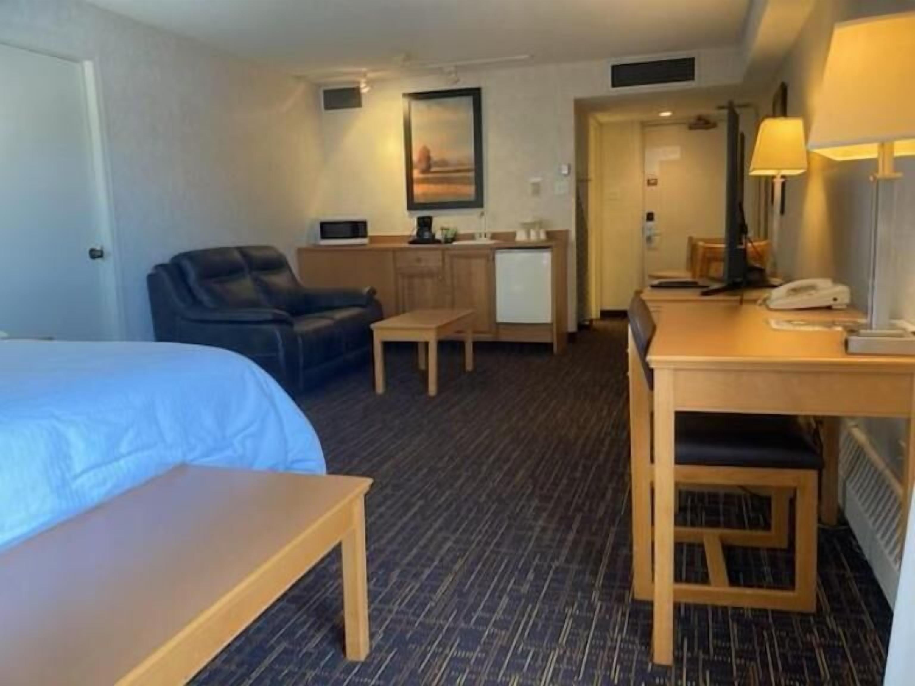 executive room, 1 king bed | 1 bedroom, iron/ironing board, free wifi, bed sheets