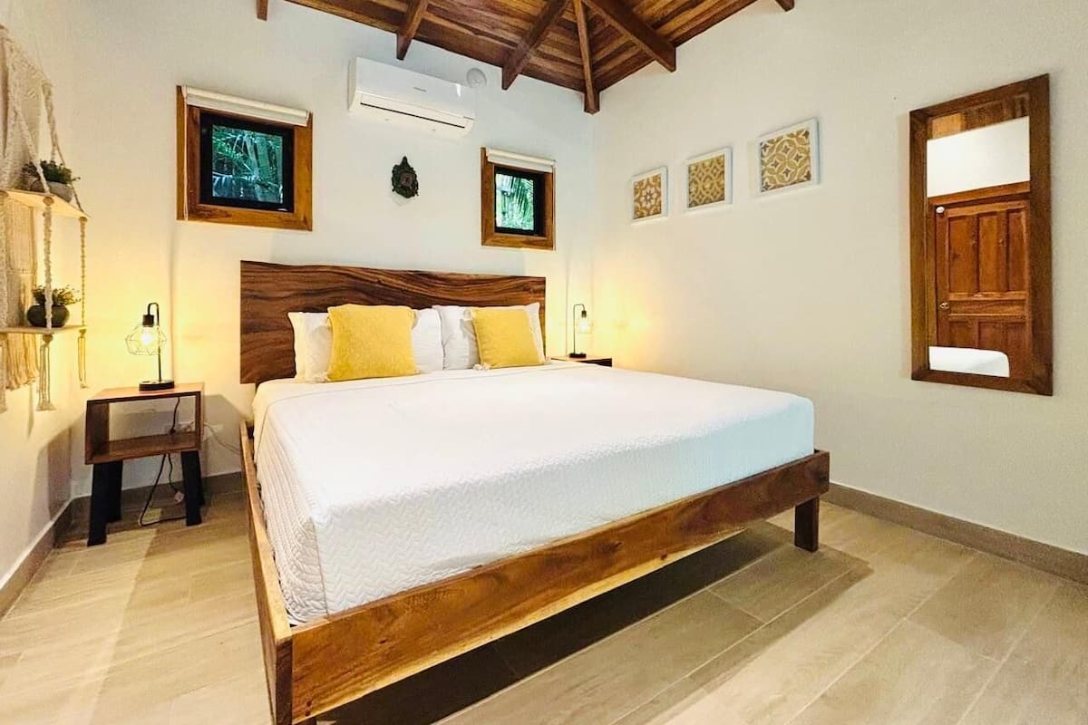 Comfort Room, 1 King Bed | 1 bedroom, in-room safe, free cribs/infant beds, free WiFi