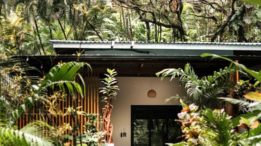 Makanas Beach Bungalows