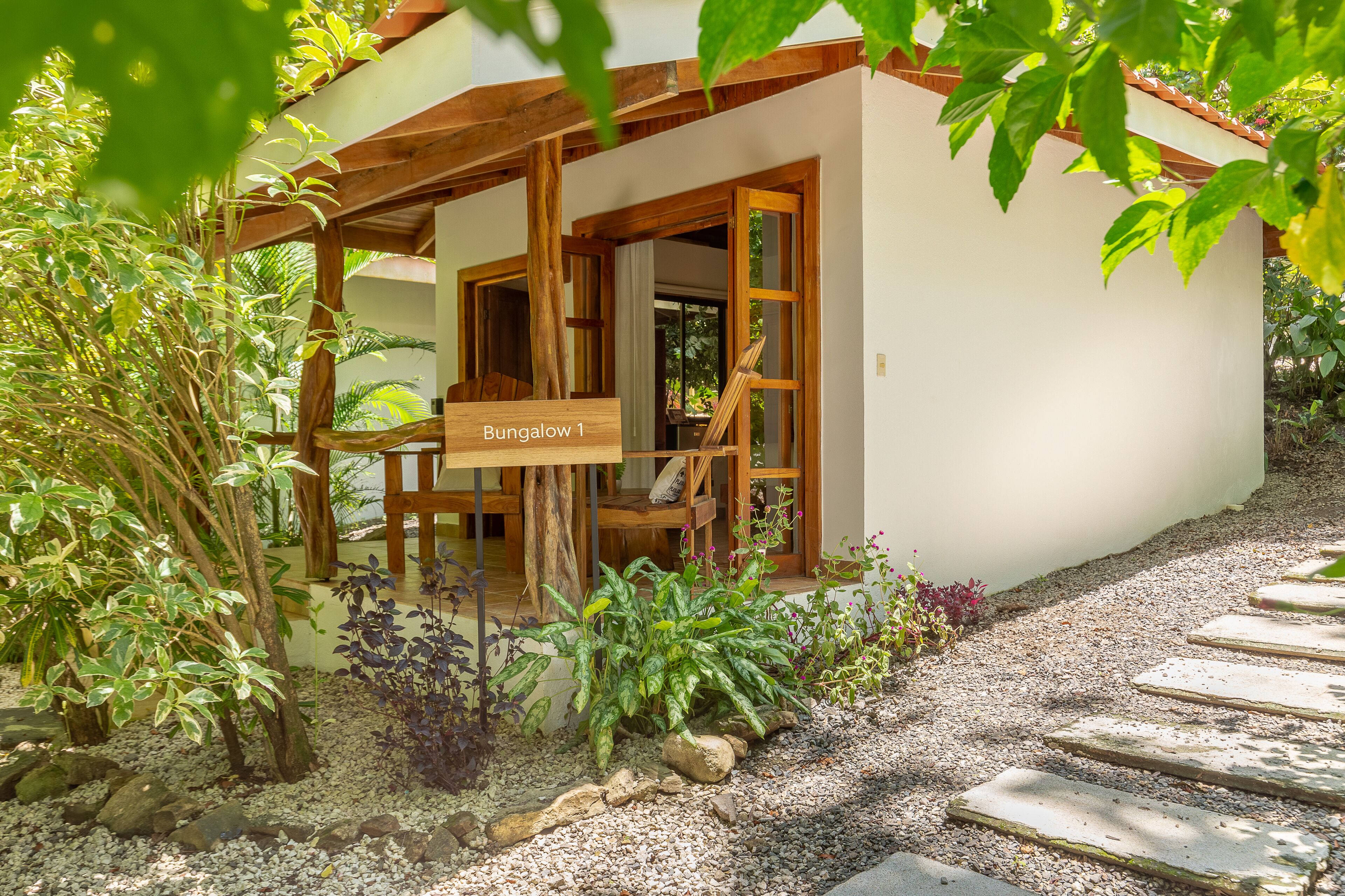 comfort room, 1 king bed | garden view