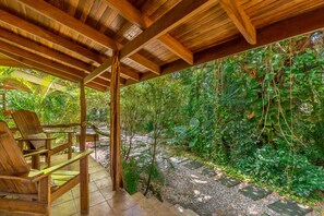 Comfort Room, 1 King Bed | Terrace/patio - Makanas Beach Bungalows (Cóbano)