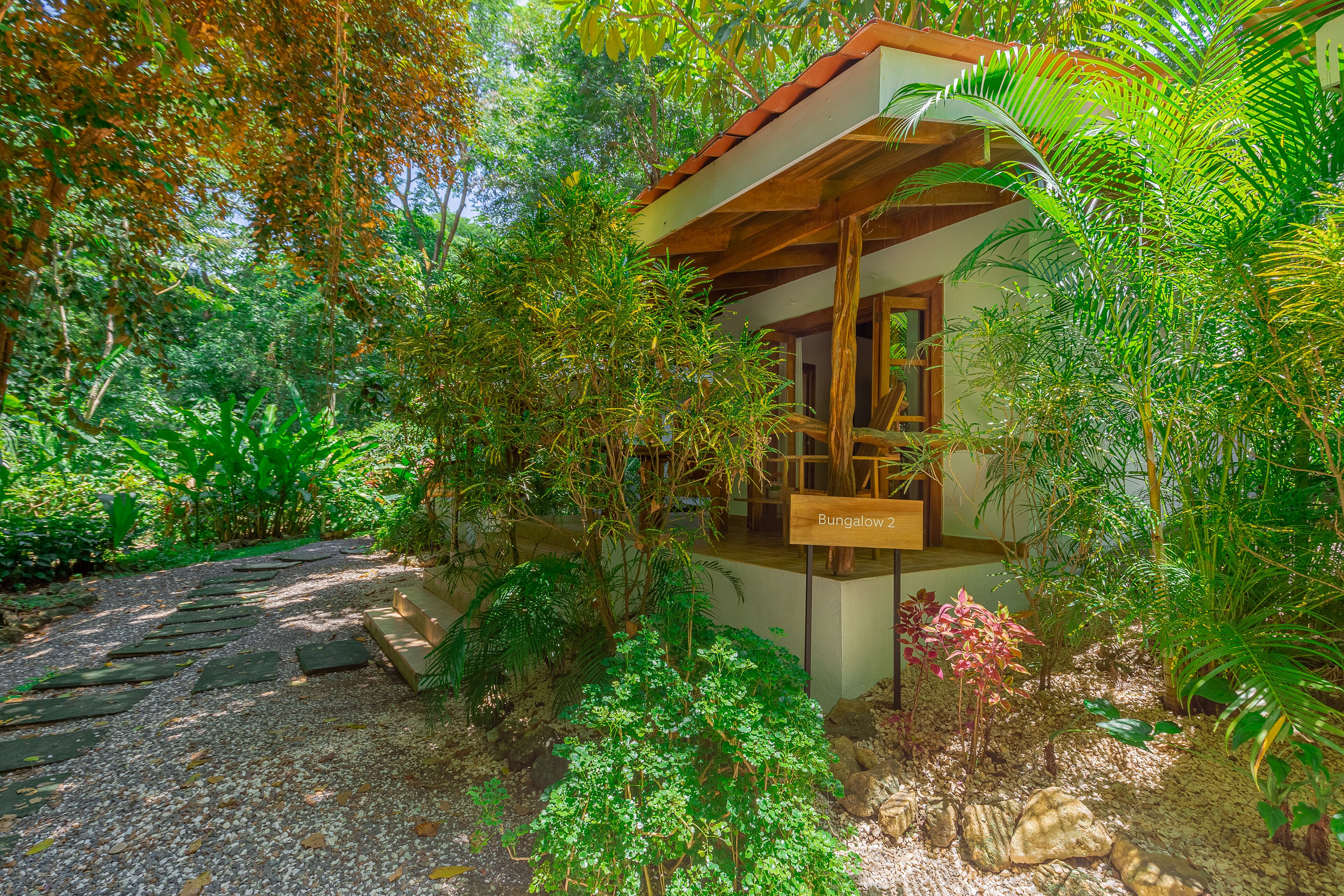 comfort room, 1 king bed | garden view