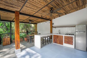 Apartamento conforto, 1 cama Queen | Cozinha privada | Cooktop, cafeteira/chaleira, chaleira elétrica, torradeira