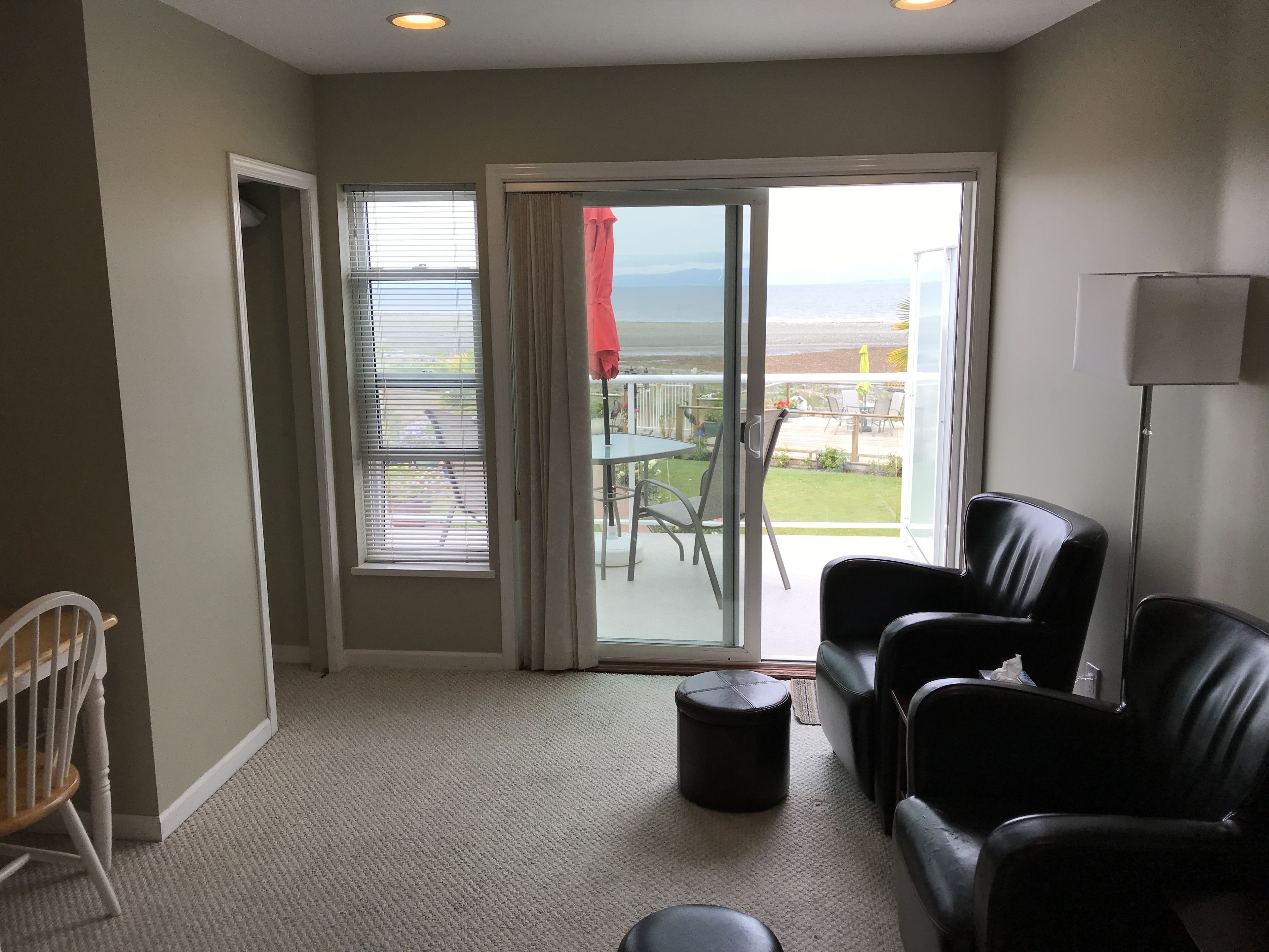 Standard Suite, 1 Queen Bed | Living area