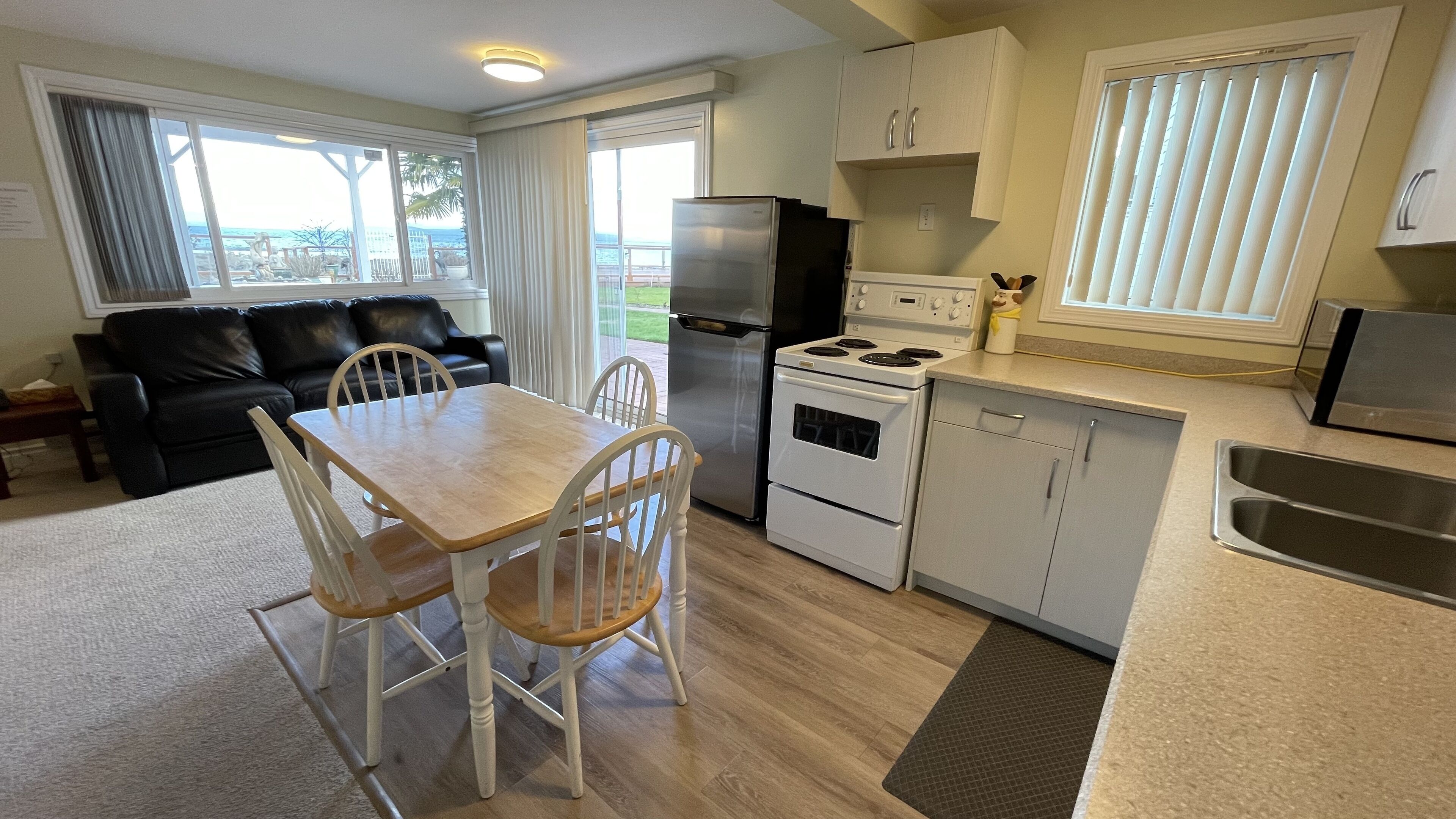 Suite Premier, 2 kamar tidur | Area keluarga | Smart TV 43-inci dengan saluran TV kabel dan TV