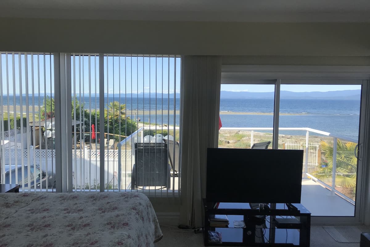 Suite Premier, 1 cama de matrimonio | Zona de estar | Smart TV de 43 pulgadas con canales por cable, una televisión