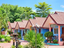 Bungalow Family Room | Premium bedding, in-room safe, individually furnished, desk