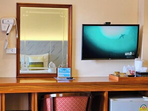 Bungalow with Garden View | Seprai premium, brankas, meja kerja, dan tirai kedap cahaya