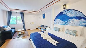 Romantiskt rum - utsikt mot trädgården | Sängtillbehör av högsta kvalitet och värdeförvaringsskåp på rummet