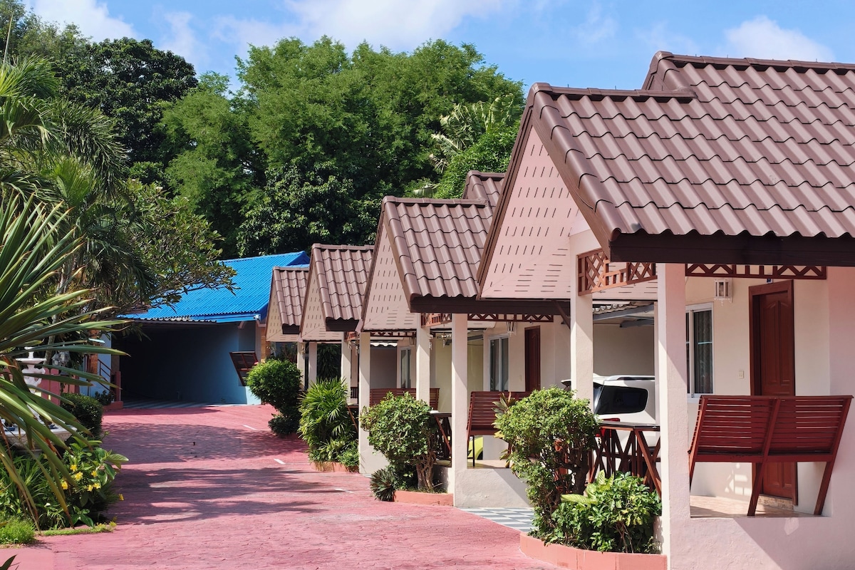 Bungalow Family Room | Seprai premium, brankas, meja kerja, dan tirai kedap cahaya