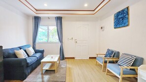 Romantiskt rum - utsikt mot trädgården | Vardagsrum | 24-tums LCD-tv med kabelkanaler och tv