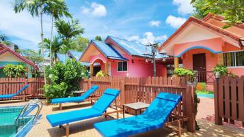 Una piscina al aire libre, camas de piscina gratis, sombrillas