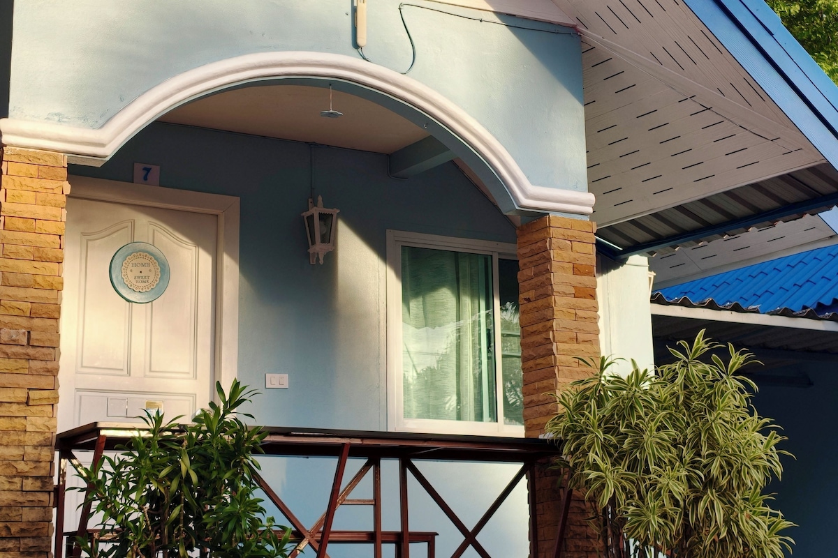 Cottage Garden | Seprai premium, brankas, meja kerja, dan tirai kedap cahaya