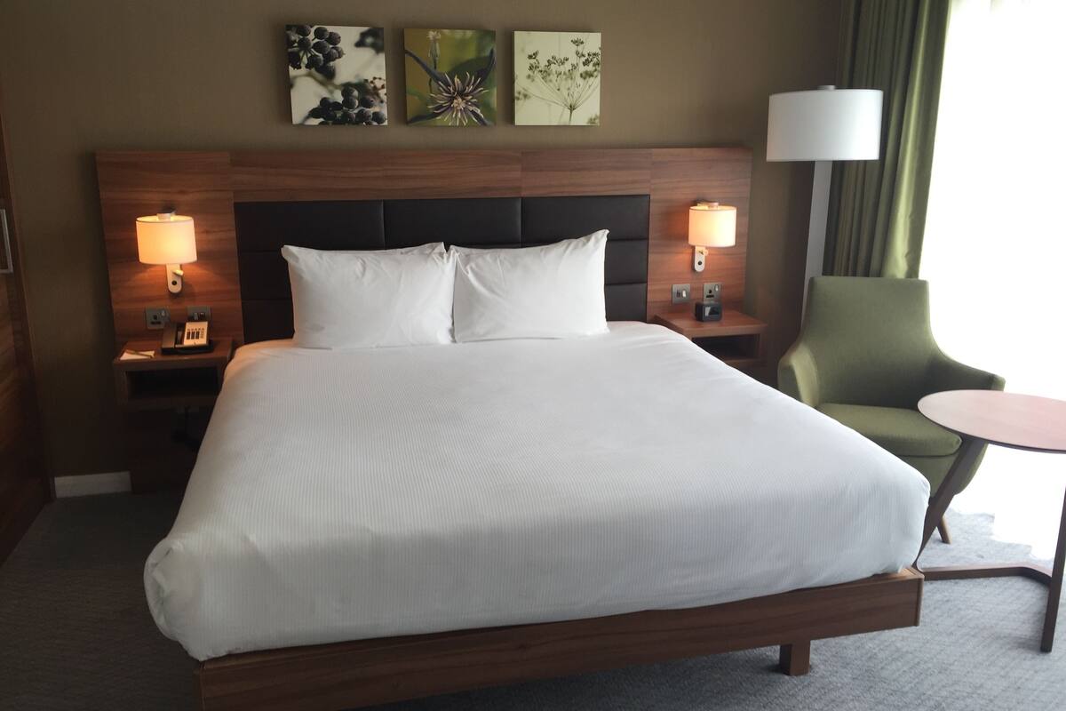 king, suite, 1 bedroom | in-room safe, free cots/infant beds, free wifi, bed sheets