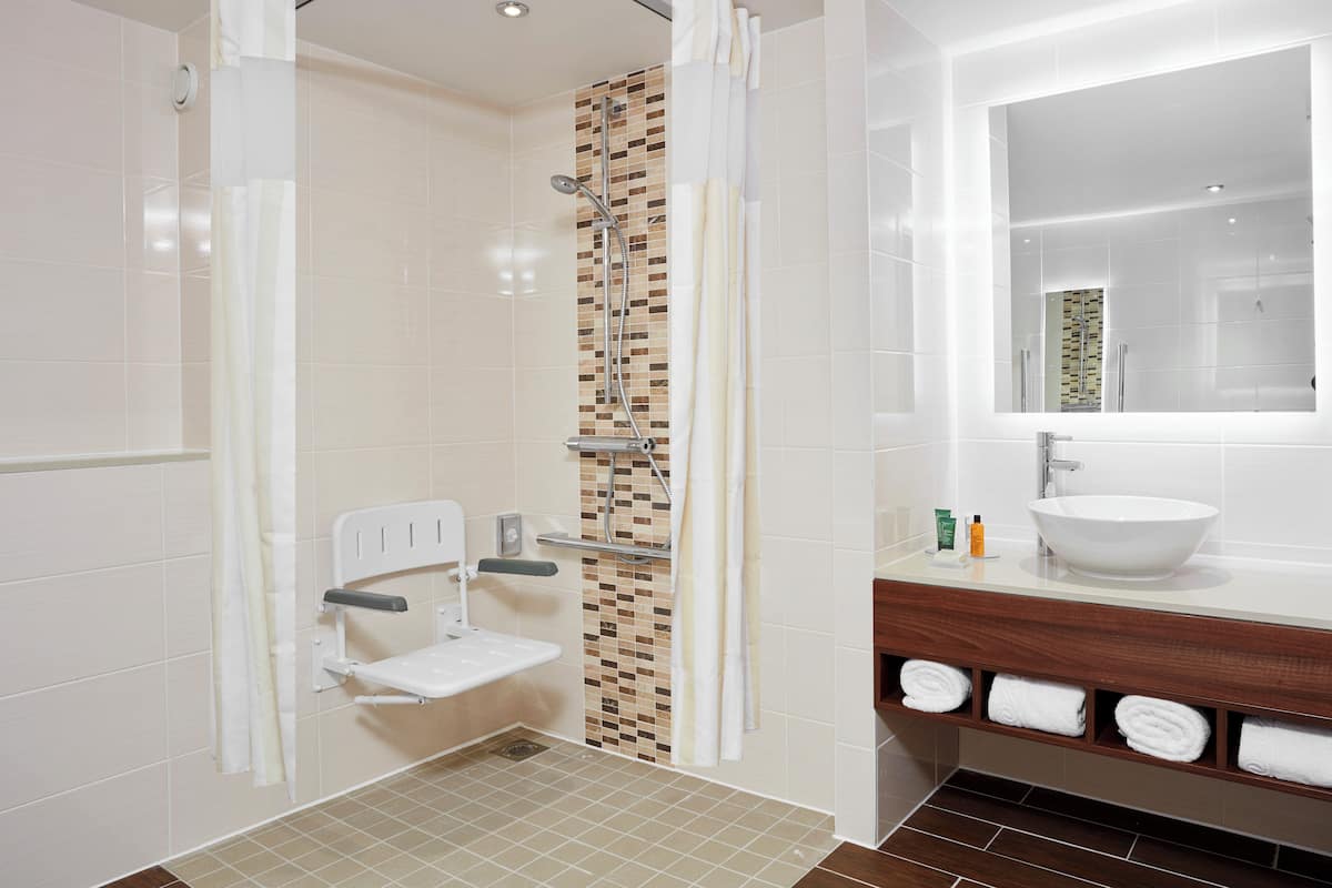 free toiletries, towels