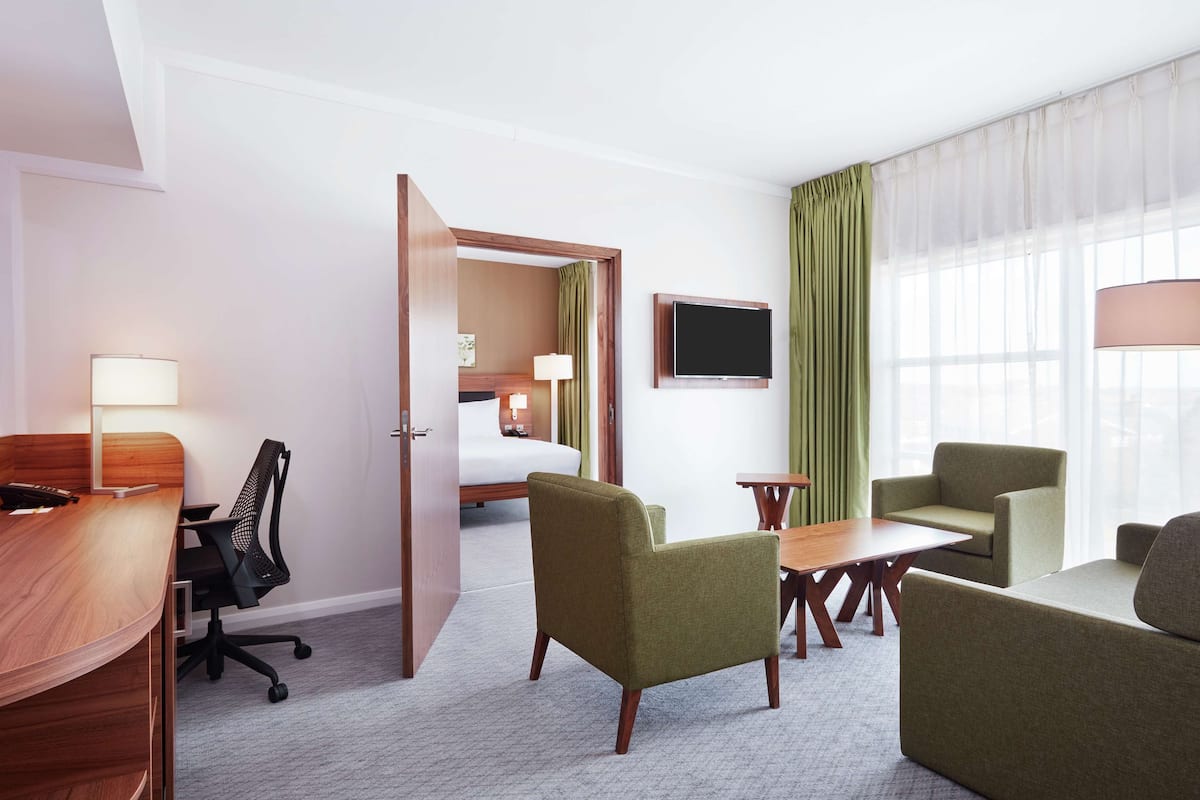 King, Suite, 1 Bedroom | In-room safe, free cribs/infant beds, free WiFi, bed sheets