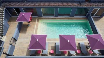 Piscine extérieure (ouverte en saison), parasols de plage
