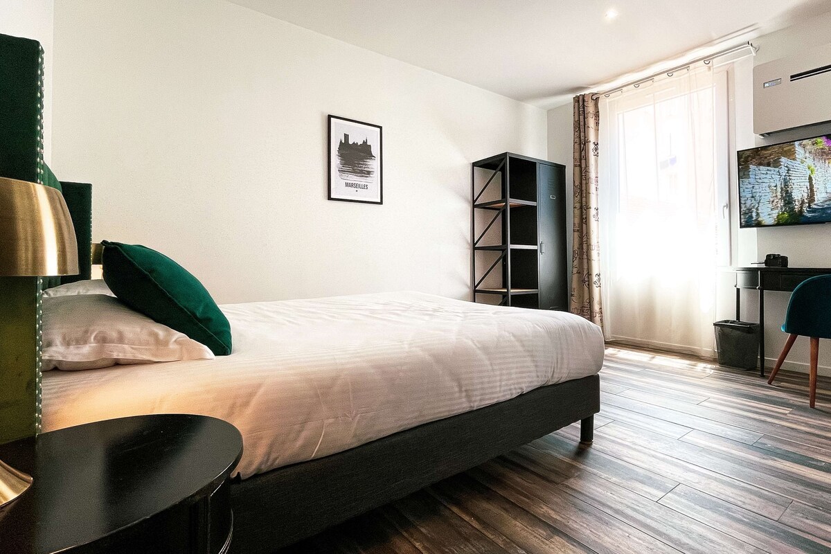 Rom – superior, 1 queensize-seng | Sengetøy av topp kvalitet, skrivebord, lydisolert og strykejern/-brett