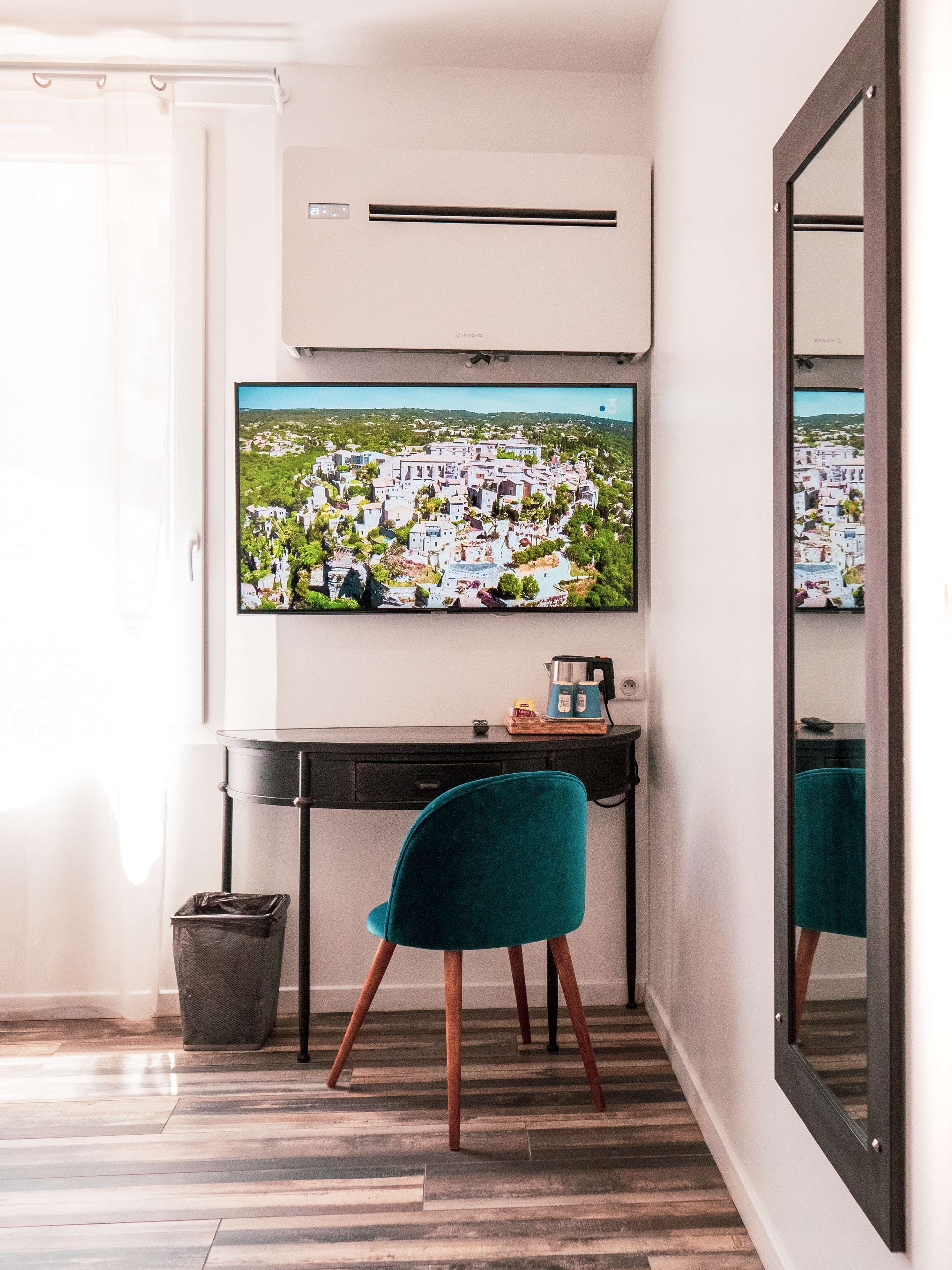 superior room, 1 queen bed | room amenity