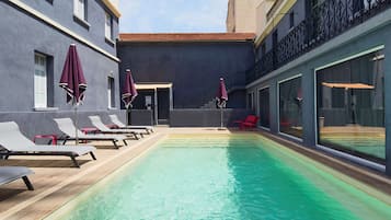 Piscine extérieure (ouverte en saison), parasols de plage