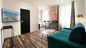 Leilighet, 1 dobbeltseng med sovesofa (1 Double, 1 Sofa Bed) | Sengetøy av topp kvalitet, skrivebord, lydisolert og strykejern/-brett