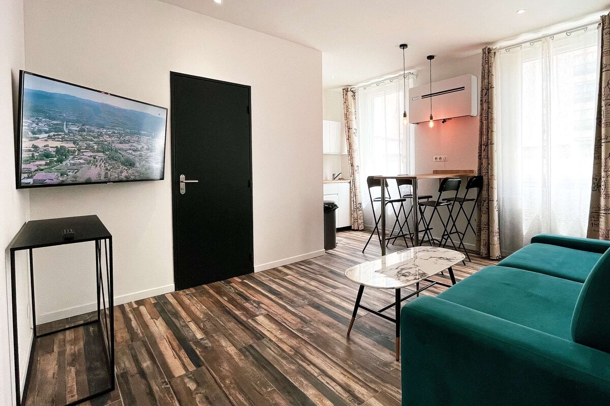 Leilighet, 1 dobbeltseng med sovesofa (1 Double, 1 Sofa Bed) | Sengetøy av topp kvalitet, skrivebord, lydisolert og strykejern/-brett