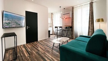 Apartment, 1 Double Bed with Sofa bed (1 Double, 1 Sofa Bed) | Premium bedding, desk, soundproofing, iron/ironing board