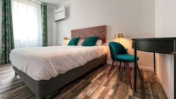 Ropa de cama de alta calidad, escritorio y sistema de insonorización