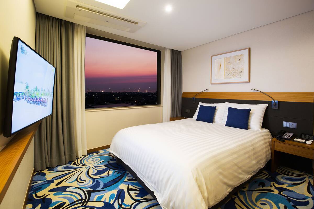 Premium bedding, minibar, in-room safe, desk