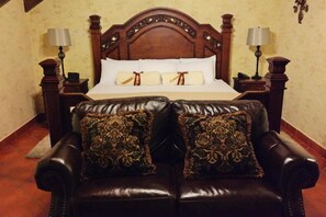 Desk, rollaway beds, free WiFi, bed sheets - Hotel Genessis (Antigua Guatemala)