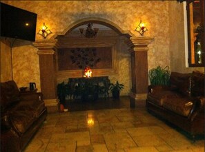 Lobby sitting area - Hotel Genessis (Antigua Guatemala)
