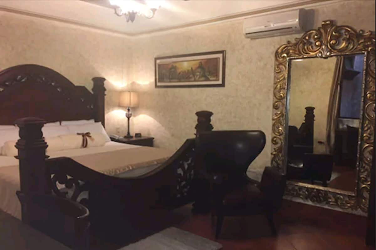Junior suite, 1 kingsize bed | Een bureau, extra bedden, gratis wifi, beddengoed