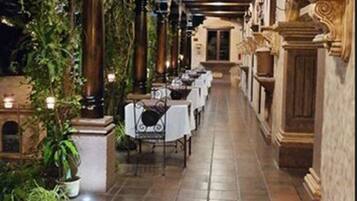 Breakfast, lunch, dinner served; Regional cuisine