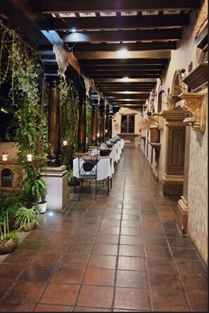 供应早餐、午餐和晚餐，地区菜