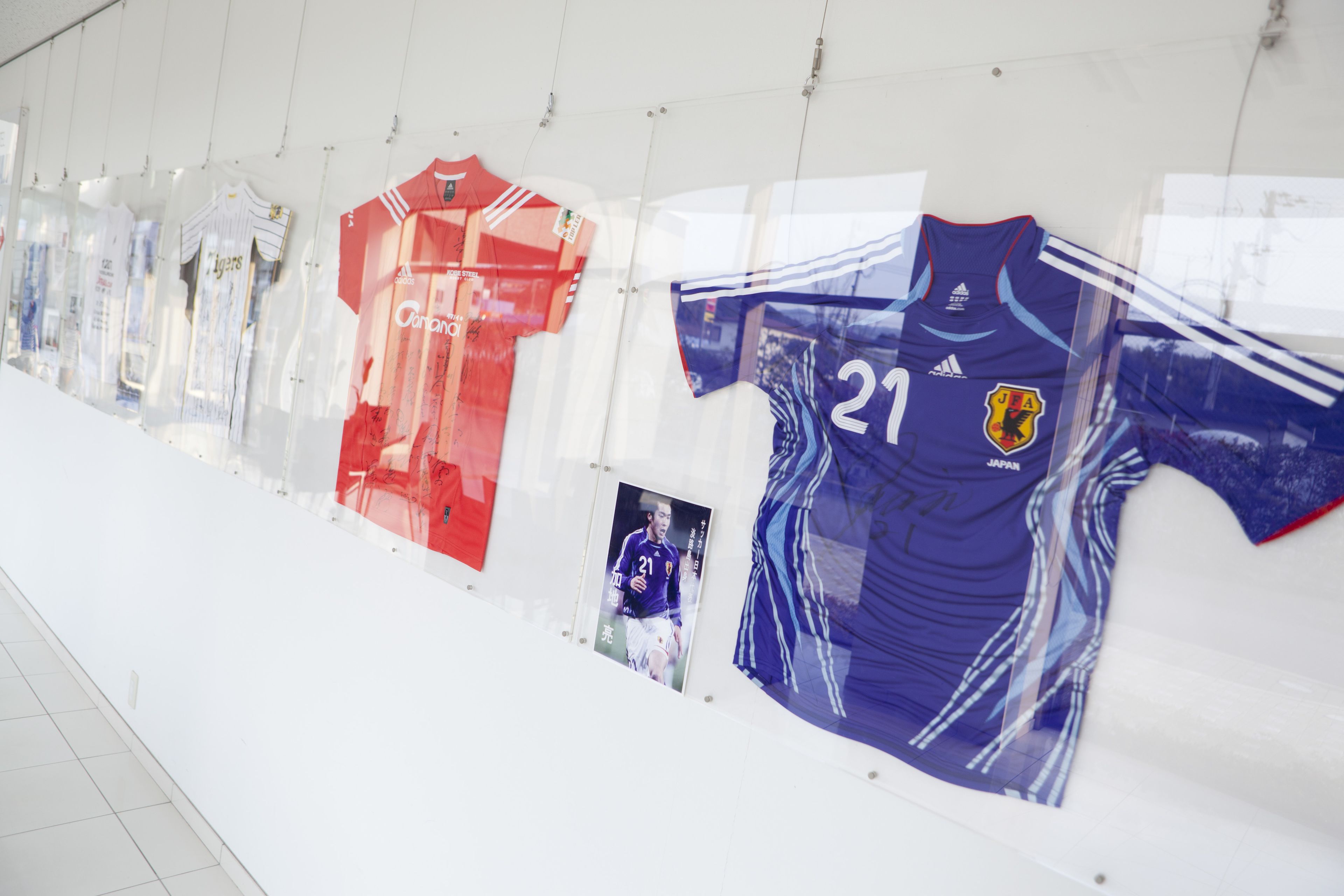 Una exhibición de camisetas deportivas en una pared.
