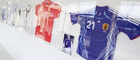 Una exhibición de camisetas deportivas en una pared.