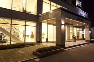 Fachada de la propiedad por la tarde o noche