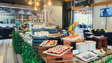 Desayuno buffet diario (AED 65 por persona)